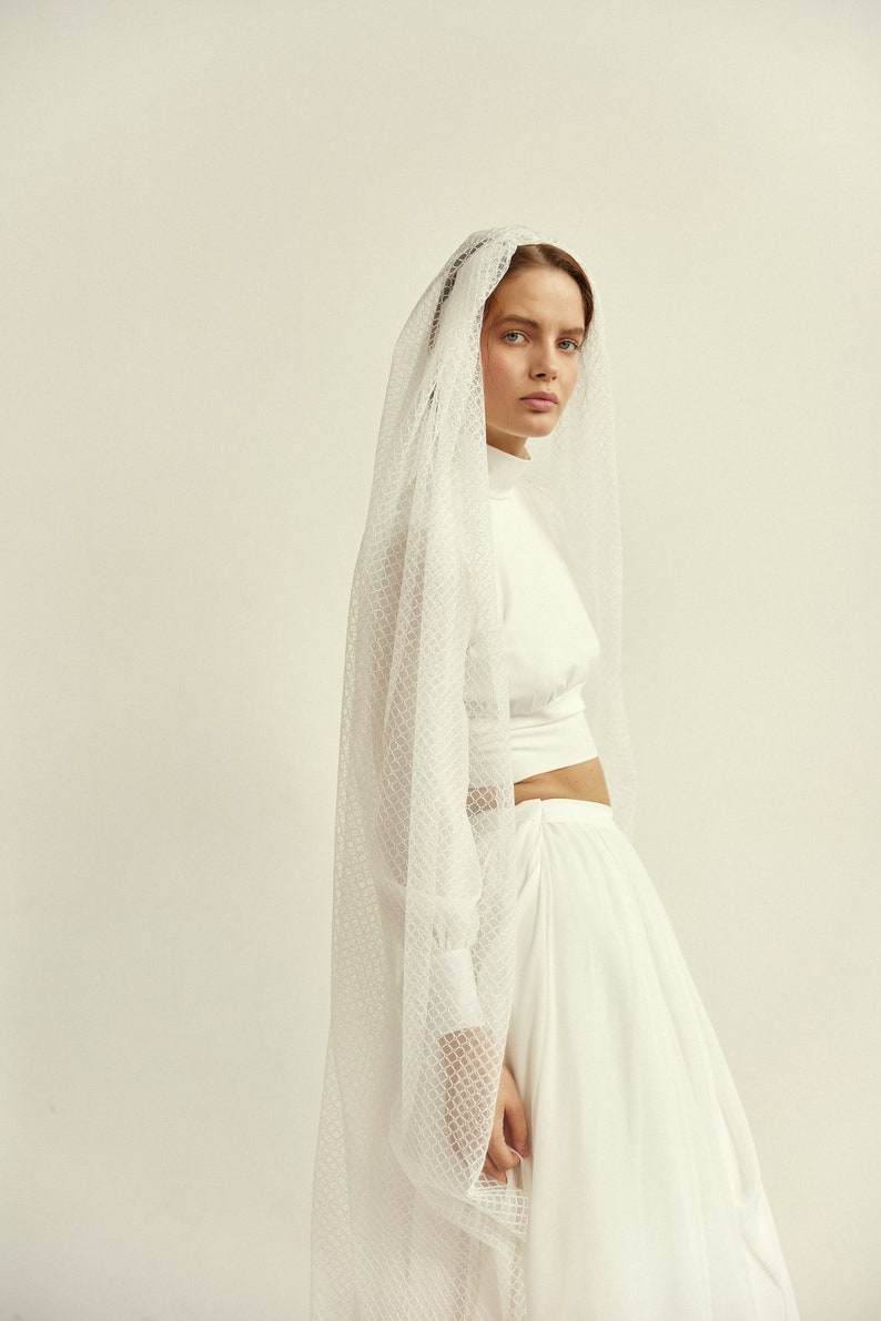 Long lace wedding veil with delicate geometric pattern image 8