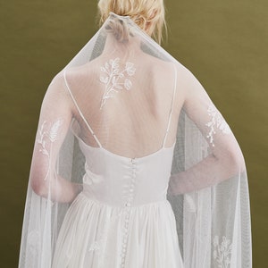 Floor-length one-layered bridal veil with floral embroidery