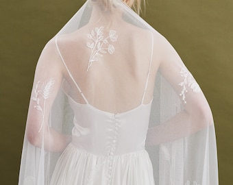 Floor-length one-layered bridal veil with floral embroidery