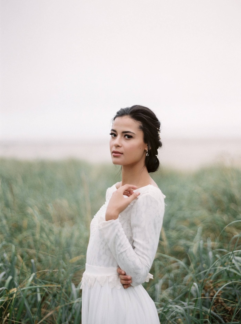 Open-back wedding dress with lace-lined bodice and a flowy skirt image 4