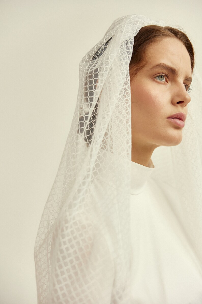 Long lace wedding veil with delicate geometric pattern image 3