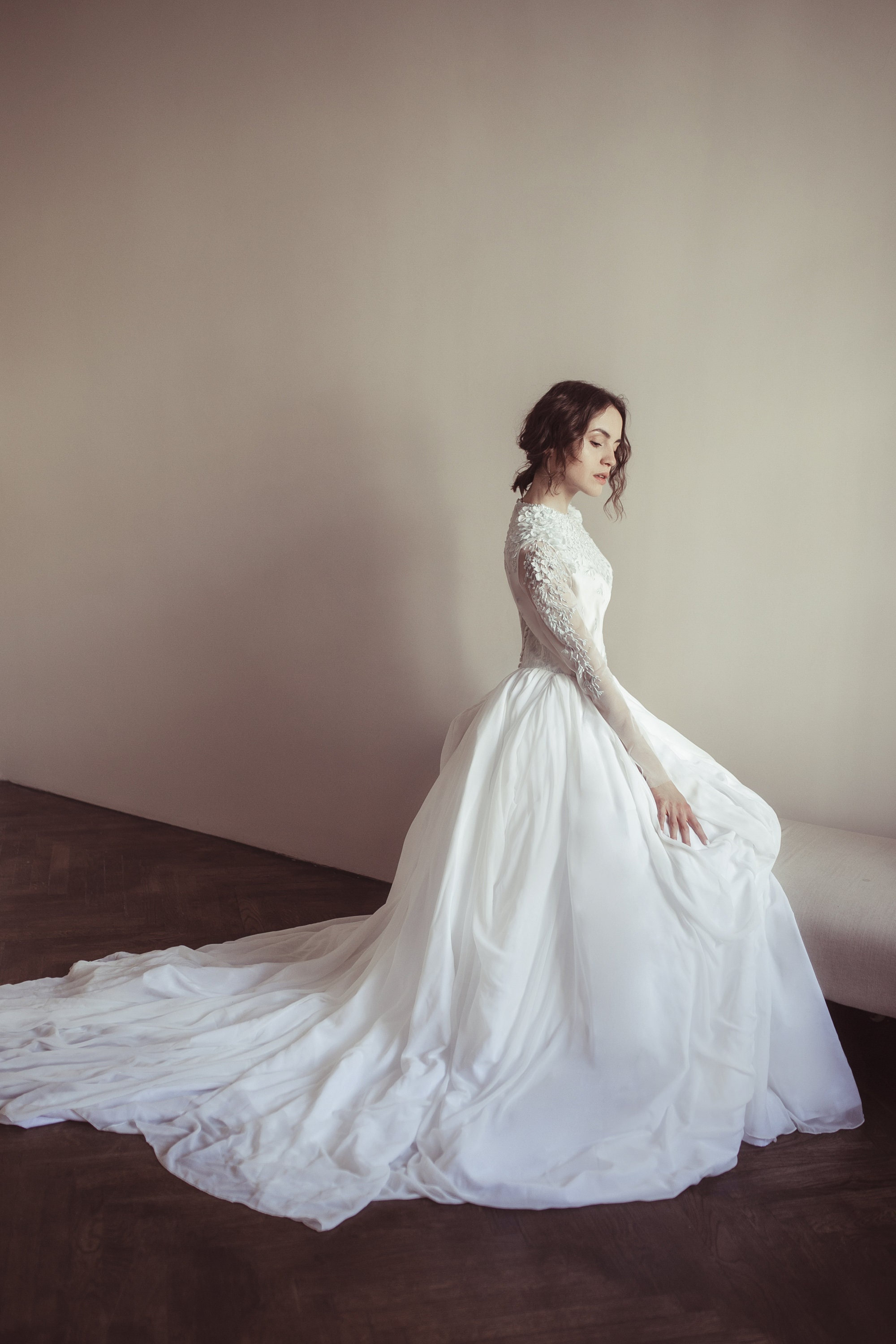 Embroidered Illusion Bodice Wedding Dress, Sheer Long Sleeve Wedding Dress,  Ball Gown Wedding Dress, Modest Off-white Wedding Dress - Etsy Israel