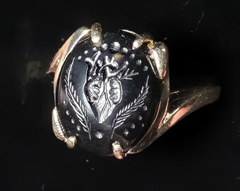 10k gold onix ring carved with anatomical heart intaglio size 6.5