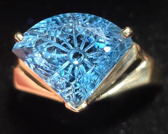14k gold estate ring set with a synthetic spinel reverse intaglio carved with a snowflake sz 10