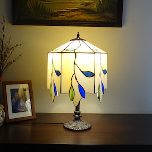 Twig lamp Stained glass lamp Bedside lamp Table lamp Desk lamp Twig and leaves Branches Handmade Custom 6 Panel lamp imagem 1