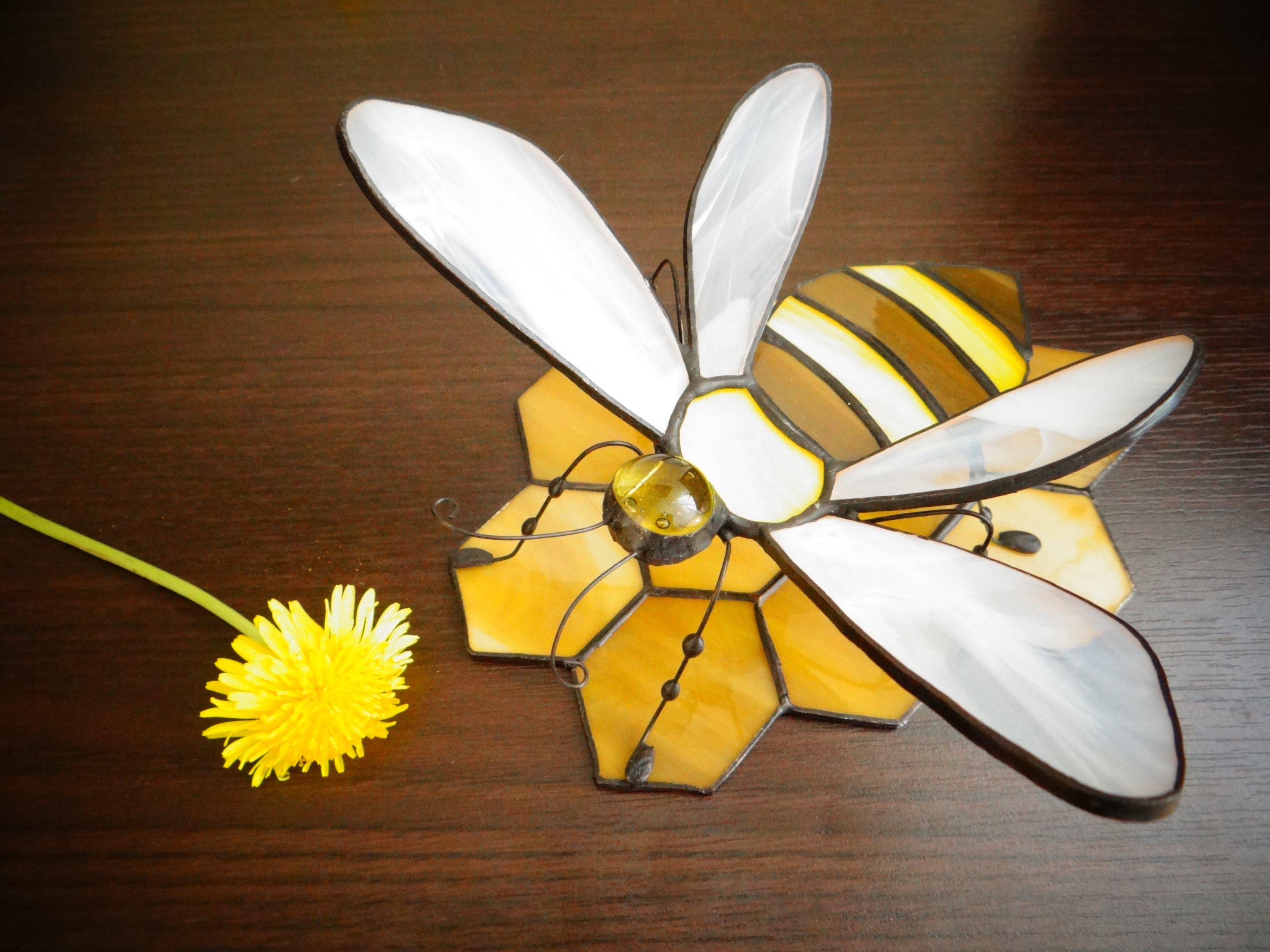 二匹の猫とミツバチと三種の花 ヴィンテージ ステンドグラス キジトラ 蜜蜂 蜂のステンドグラスのサンキャッチャー ミツバチ マルハナバチのサン