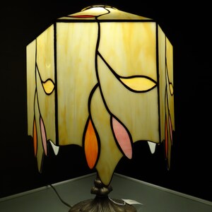 Twig lamp Stained glass lamp Bedside lamp Table lamp Desk lamp Twig and leaves Branches Handmade Custom 6 Panel lamp imagem 9