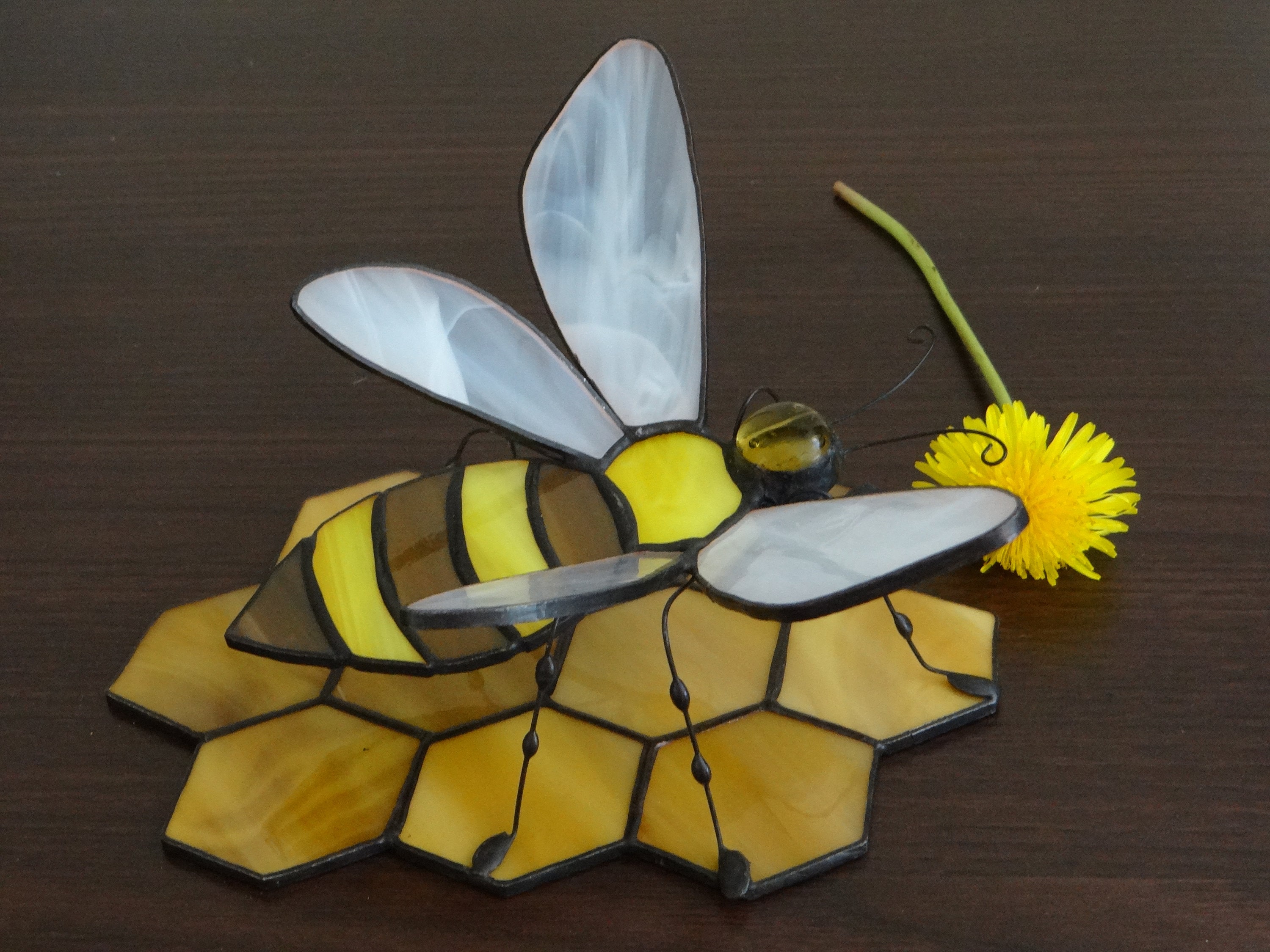手作りステンドグラスのハチのサンキャッチャー、ハニカム窓飾り