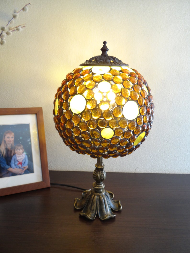 Mesure Verre Sphérique Pouces Base Lampe Chevet Amber Sur En Laiton Stained Abat Jour Ambre 7 n0OPw8k
