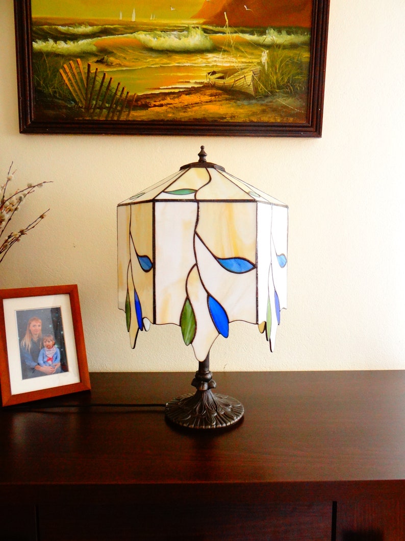 Twig lamp Stained glass lamp Bedside lamp Table lamp Desk lamp Twig and leaves Branches Handmade Custom 6 Panel lamp imagem 2