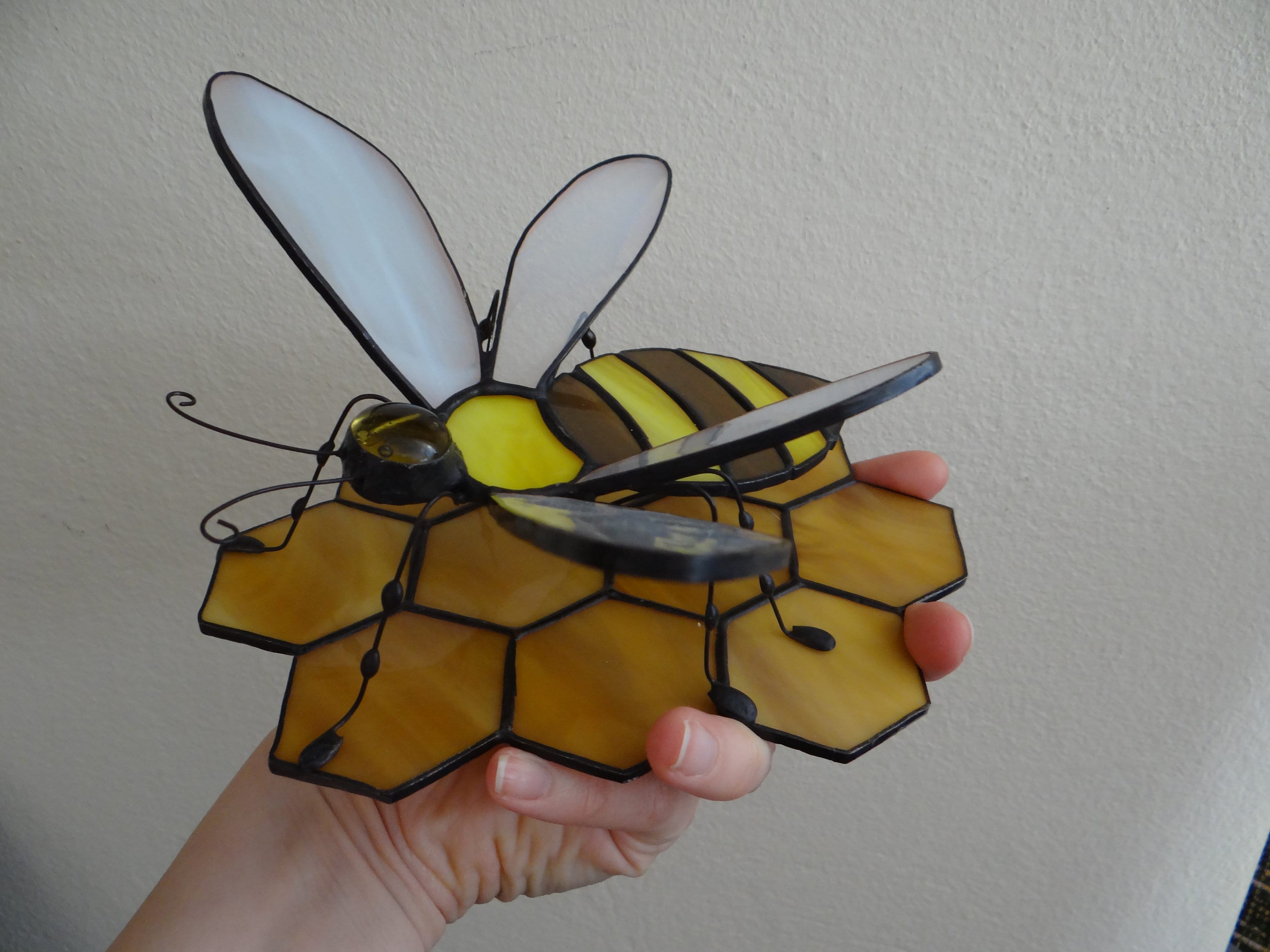 手作りステンドグラスのハチのサンキャッチャー、ハニカム窓飾り