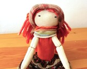 Muñeca Miriam, realizada en algodón con larga melena de lana en tonos rojos