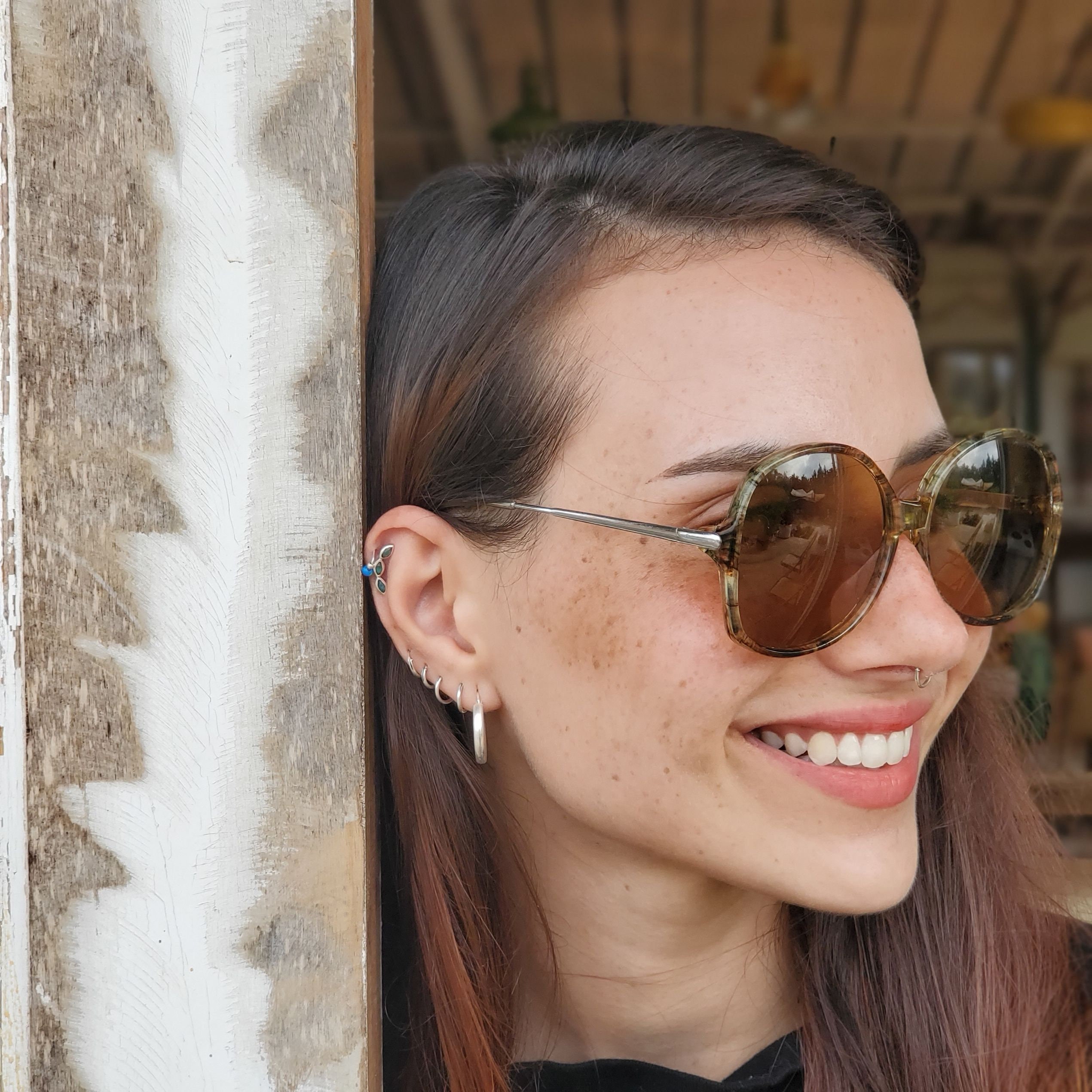 ALICE + OLIVIA Bel Air Round Bling Sunglasses Sunburst Pearl Trim Earthshine Cookie Tort Female Oval Sunglasses | Aire – AIRE US main image 4
