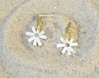 Mother-of-pearl Flower Dangle Earrings. Geometric Design in Cellulose Acetate – Light and Chic Minimalist Jewelry for Everyday