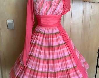 Vintage jaren '50 Roze & Groen Gestreepte Luchtige Katoenen Fit n Flare Zonnejurk met Sjerp Sz S 26" taille