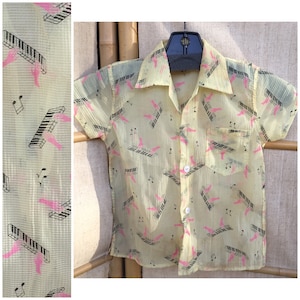 Novelty print Rock N&#39; Roll piano pink black on seersucker kids button up shirt vintage 50s Vintage
