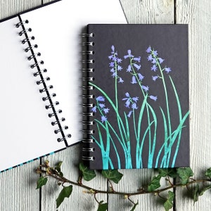 Bluebells - Cahier, Journal, Carnet de croquis. Remplisseur de bas, carnet botanique, journal cartonné, reliure spirale
