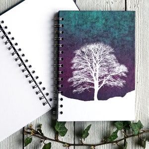 Arbre d'hiver à Sycamore Gap - Notebook, Journal, Sketchbook. Remplisseur de bas, carnet botanique, journal cartonné, reliure spirale