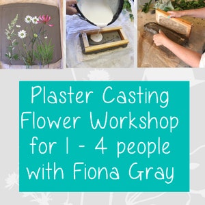 Puede incluir: Imagen de tres paneles que muestra un taller de fundición de flores en yeso. El primer panel muestra flores prensadas sobre una superficie gris. El segundo panel muestra yeso vertiéndose en un molde de madera. El tercer panel muestra el yeso alisándose. El texto sobre un fondo turquesa dice "Plaster Casting Flower Workshop for 1 - 4 people with Fiona Gray."