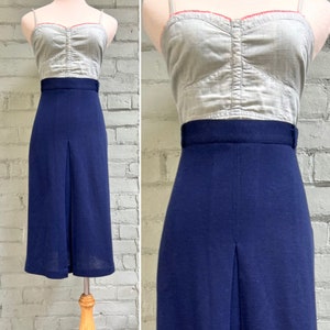 jupe en tricot bleu marine vintage des années 70/jupe midi plissée sur le devant des années 70/secrétaire classique preppy universitaire/taille large