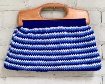 vintage 1970s knit purse with wood handle 70s handmade boho crochet tote bag casual bohemian resort summer market handbag