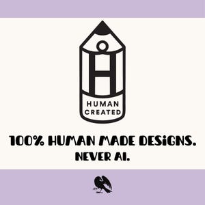 Puede incluir: Un gr&aacute;fico en blanco y negro que presenta un icono de l&aacute;piz estilizado con la letra H en su interior y el texto HUMAN CREATED. Debajo, el texto dice 100% HUMAN MADE DESIGNS. NEVER AI. En la parte inferior, una peque&ntilde;a silueta negra de un ave.