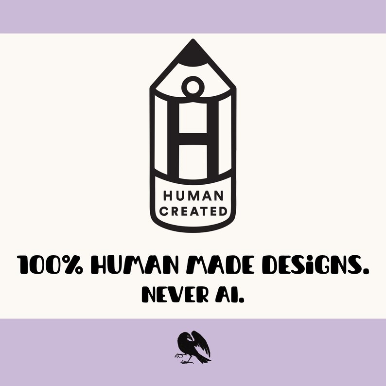 Puede incluir: Un gr&aacute;fico en blanco y negro que presenta un icono de l&aacute;piz estilizado con la letra H en su interior y el texto HUMAN CREATED. Debajo, el texto dice 100% HUMAN MADE DESIGNS. NEVER AI. En la parte inferior, una peque&ntilde;a silueta negra de un ave.