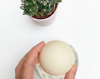 Ranúnculo. Limpiador facial sólido vegano, ecológico y suave. Con argán, jojoba, aceite de semilla de uva, polvo de naranja y manteca de karité.