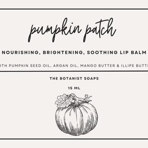 Può includere: Un'illustrazione in bianco e nero di una zucca con un gambo e delle foglie. Il testo "pumpkin patch" è scritto in corsivo sopra la zucca. Il testo "Nourishing, Brightening, Soothing Lip Balm" è scritto sotto la zucca. Il testo "With pumpkin seed oil, argan oil, mango butter & illipi butter" è scritto sotto il testo del balsamo per labbra. Il testo "The Botanist Soaps" è scritto sotto gli ingredienti. Il testo "15 ml" è scritto sotto il testo del sapone.