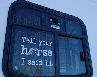 以下が含まれることがあります： 馬のトレーラーの黒い窓に、「Tell your horse I said hi.」という文字が書かれた白いビニールステッカー