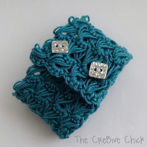 Puede incluir: Pulsera de muñeca de crochet de color turquesa con dos botones cuadrados plateados.