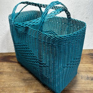 グアテマラ産ターコイズ織りプラスチック製マーケットバスケット。丈夫で耐久性のあるバッグ。鮮やかな色彩。