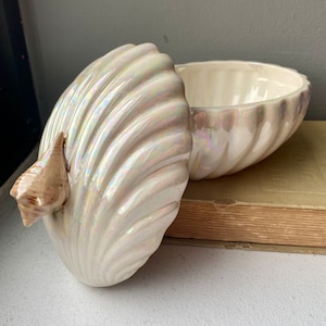Iridescent Ceramic Seashell Trinket Box, Vintage Beach Ceramic Seashell Art, 1980s Art Deco Iridescent Decor, Nautical Beach House Decor