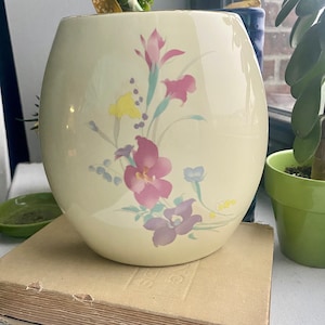 Retro Cream Pastel Lily Vase, Art Deco Revival Flower Vase, Vintage Lily Vase, Vintage Cottagecore Lily Decor, Pastel Flower Vase Decor