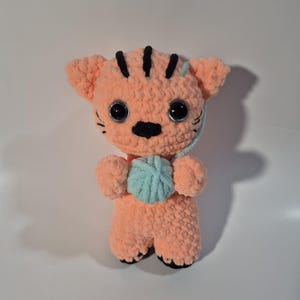 Handmade Crochet Plush Cat with Yarn Ball – Soft Amigurumi Kitty Gift