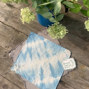 Vintage Lace Trim Linens - Natural Indigo Tie Dye & Acorn Dyed Fabric - Diseños bordados Ropa de cocina, paños de altar, tela artesanal