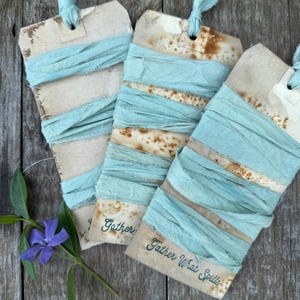 Nastro di seta indaco - Nastro di seta riciclata, tinto naturalmente e strappato a mano per confezioni regalo, decorazioni, collage, scrapbooking