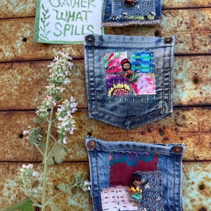Sorgenpüppchen, handgenähter Mini-Denim-Taschenaufnäher, meditatives Textil mit abnehmbarer Vintage-Sorgenpüppchen