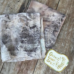 Estampa de ferrugem, linho bordado com renda vintage tingida naturalmente, lenços antigos, acabamentos de renda para costura lenta, colagem de tecidos, artesanato