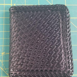 Cartera de cuero plegable para hombre, con diseño de tejido de canasta hecho a mano y cordones hechos a mano. Fabricada en EE. UU.