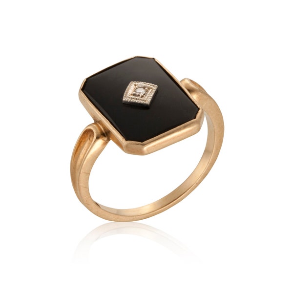 Vintage ring "Lee";A vintage 10k yellow gold onyx and diamond ring