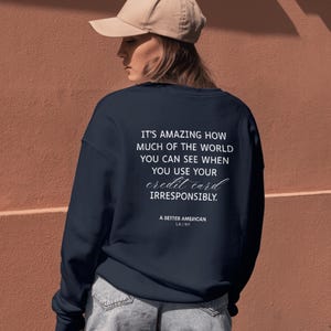 Felpa da viaggio organica oversize divertente – “È incredibile cosa puoi vedere con una carta di credito” – Felpa girocollo unisex realizzata eticamente