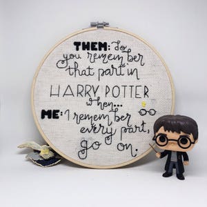 Pode incluir: Aro bordado com o texto "THEM: Do you remember that part in HARRY POTTER when... ME: I remember every part, go on."  Uma pequena figura de Harry Potter está de pé ao lado do aro.