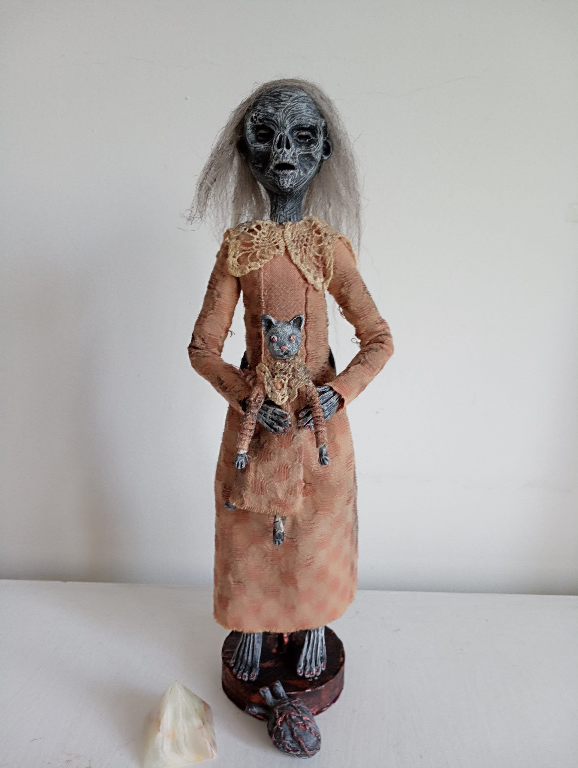 不気味なミイラ人形、恐怖を吸収する死体人形、ポーズをとらせることが