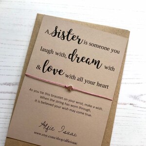 Wens armband-"een zus is iemand die je aan het lachen, droom met en liefde met al je hart" sentiment Card met envelop