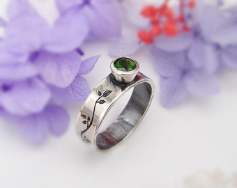 Zilveren ring met handgegraveerd bladpatroon, gefacetteerde groene chroomdiopsiet, natuurring, bladring, botanische ring, romantisch cadeau voor haar