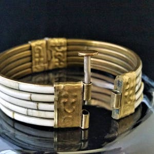 Jahrgang weißen Perlmutt Muschel und verzierten Messingarmband
