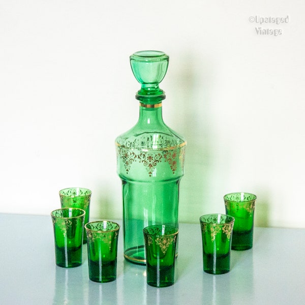Juego de decantador con seis copas de licor a juego de vidrio verde vintage italiano de los años 70 con diseño de filigrana dorada