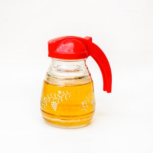 Vintage Sirupkrug mit rotem, gesprungenem Ausgießerdeckel aus den 50er/60er Jahren