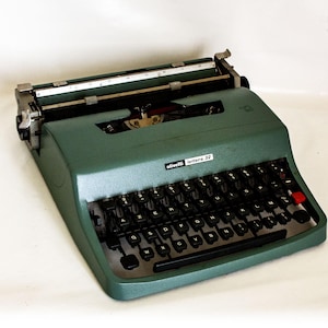 Olivetti Lettera 32 Blue 1974 Vintage Portable Typewriter with Case AZERTY keyboard